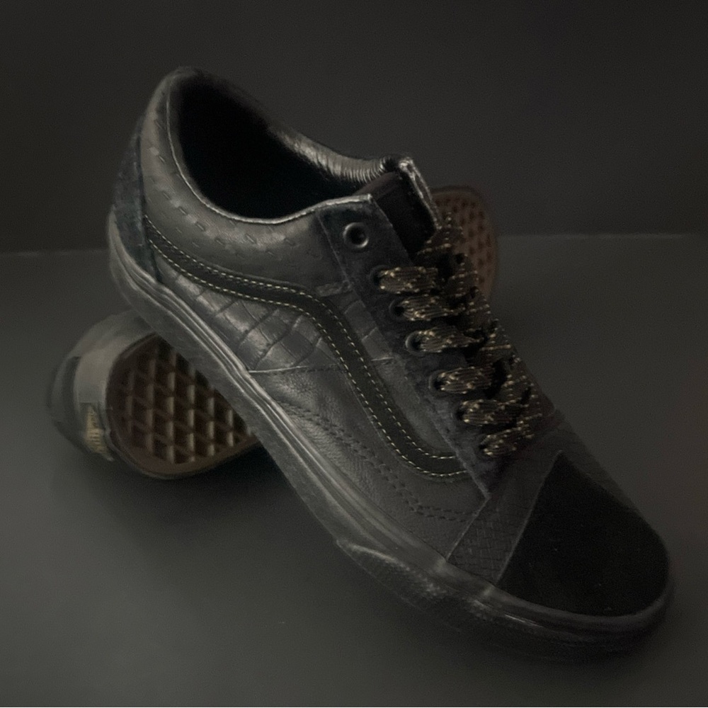 Men’s Size 7.5 VANS Black Textured Skateboarding Sneakers EUR 40